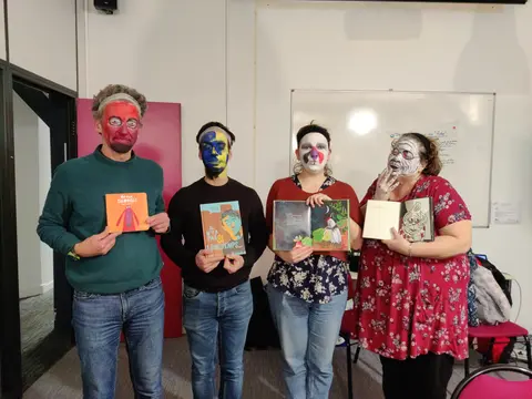 Des militant•es ont reproduit des personnages de livres de jeunesse sur leur visage