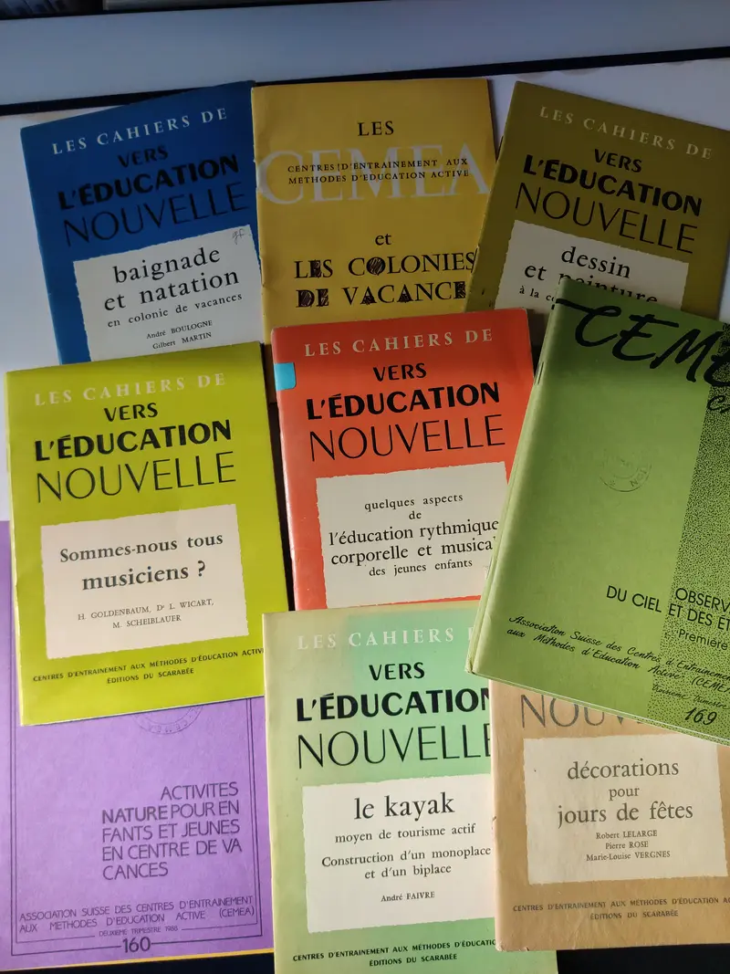 Plusieurs exemplaires de Cahiers de VEN, dédiés spécifiquement à des activités