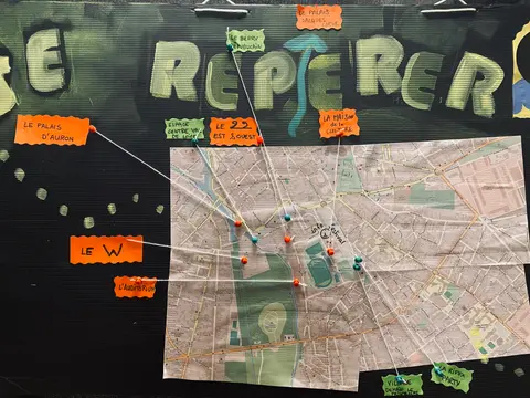 Aménagement au Printemps de Bourges avec un plan de la ville pour mieux se repérer. 